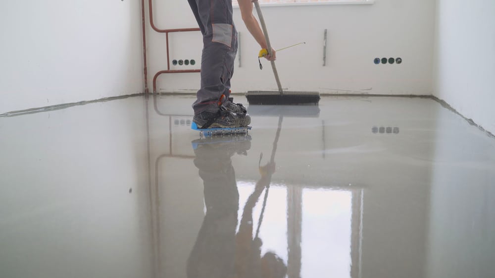 Master With A Needle Roller. Filling The Floor.